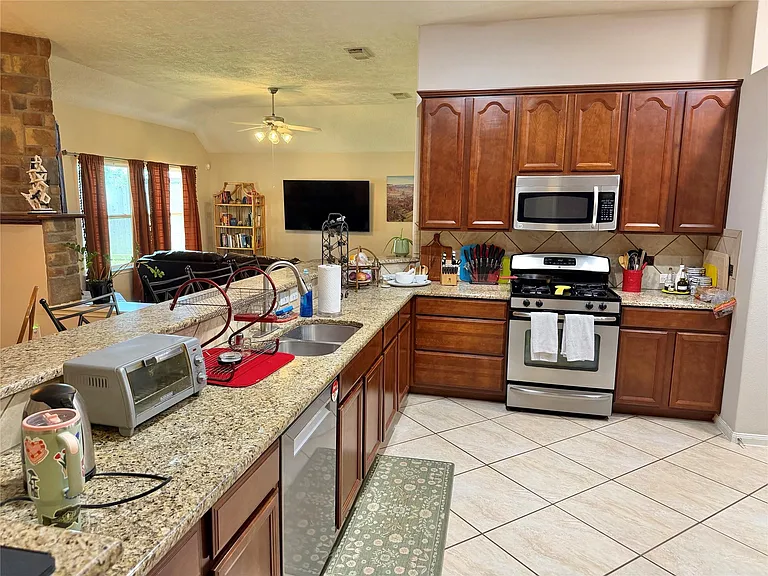 1907 Tavish Ln — Photo 5