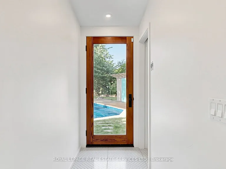 255 Oakwood Cres — Photo 16