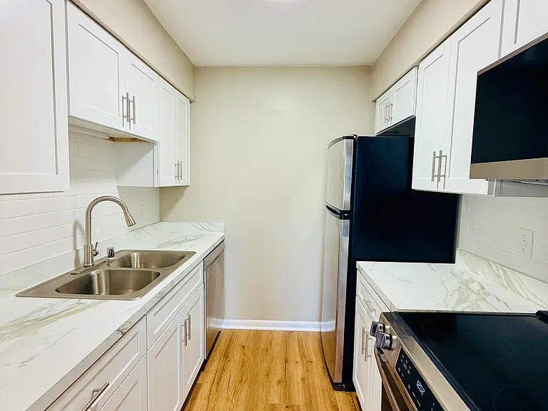 6 Almond Ct #8 — Photo 3