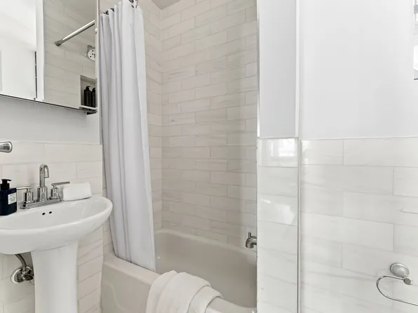 75 Pineapple Street image 4 of 4