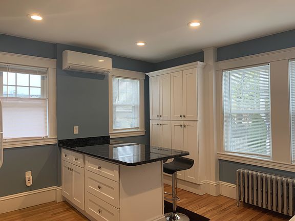 2nd image of 31 Clyde St Unit 31