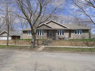 407 Riverside Dr, Charles City, IA 50616