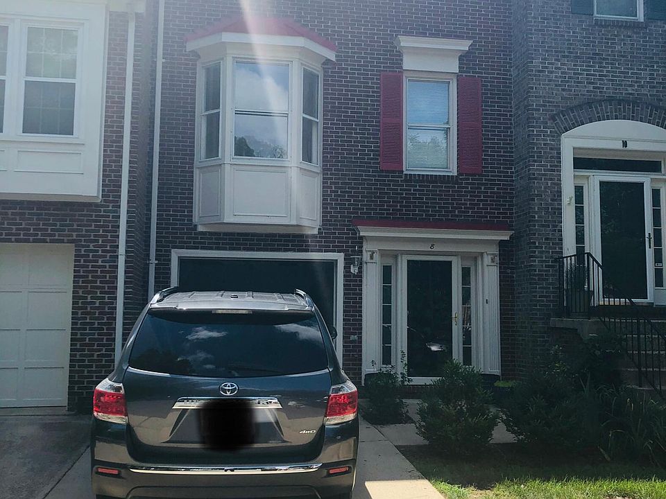 1st image of 8 Carriage House Cres