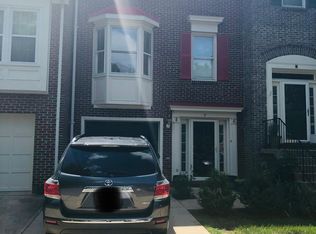 8 Carriage House Cres, Alexandria, VA 22304