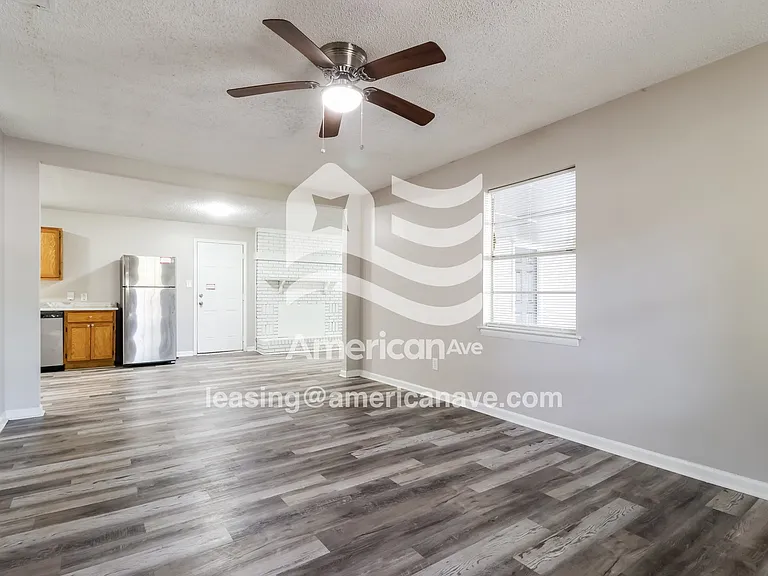 1483407_003_living_room_14047062.jpg