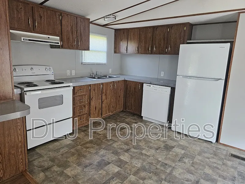 2 bed, 1.0 bath, $1,150 — Photo 2