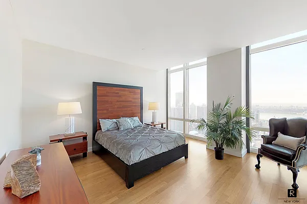 Sold by R New York | media 14