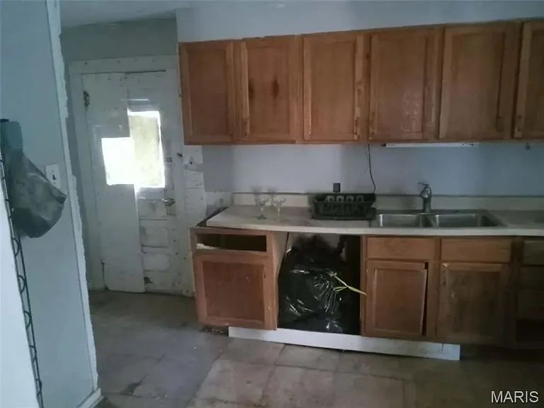 255 W 3rd St — Photo 12