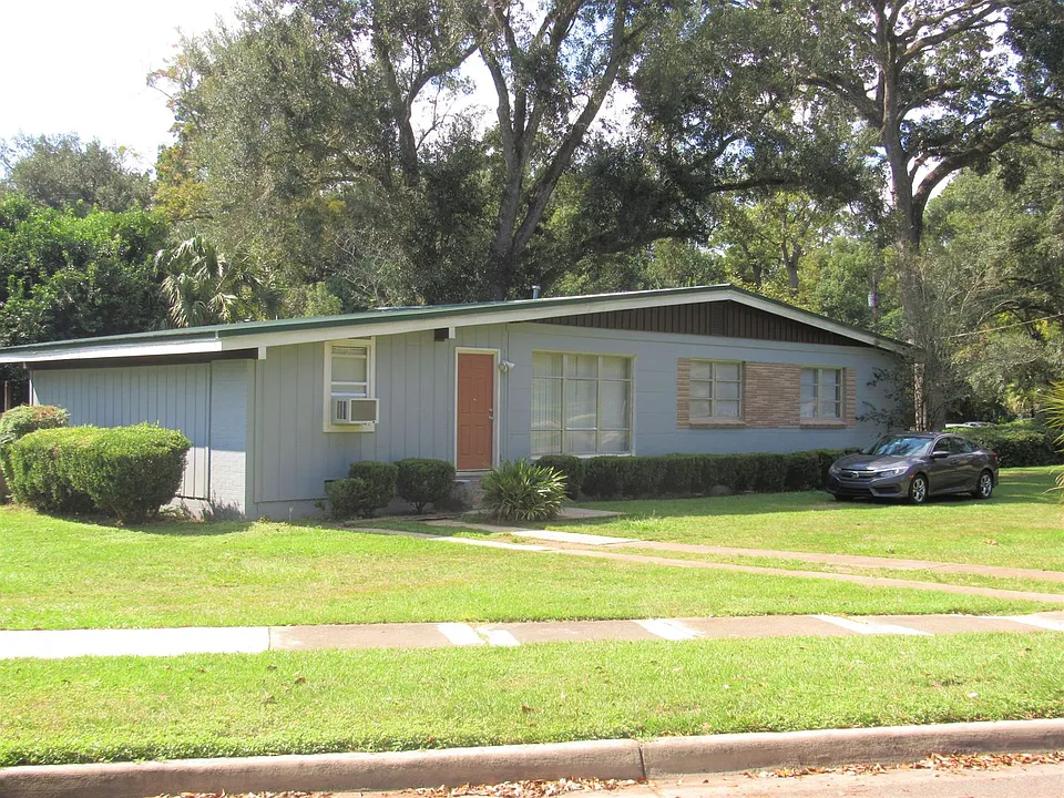 1901 Crabapple Dr