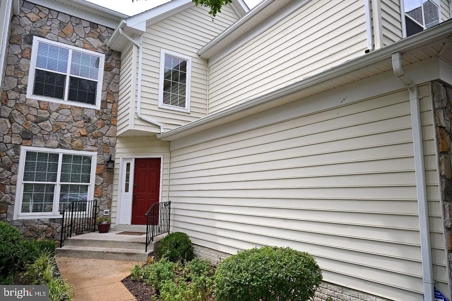 3 bed, 2.5 bath, 2787 sqft, $4,500 — Photo 2