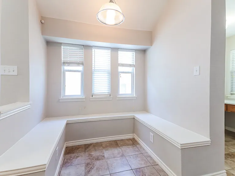 419 Creekview Dr — Photo 8