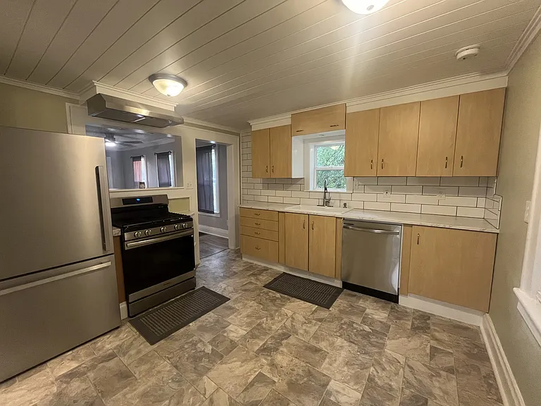 925 Windsor Ave — Photo 7