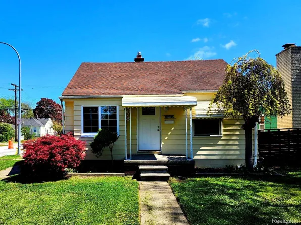 19105 Woodside St, Harper Woods, MI 48225