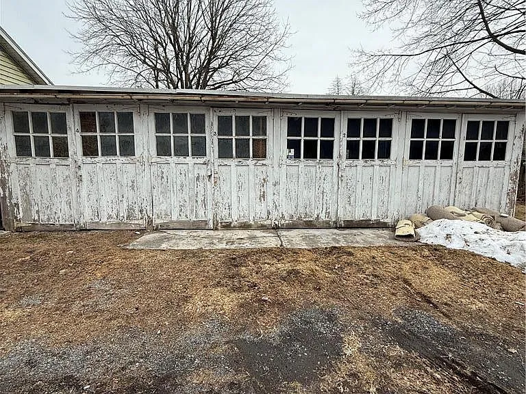 170 S Whitfield St — Photo 2