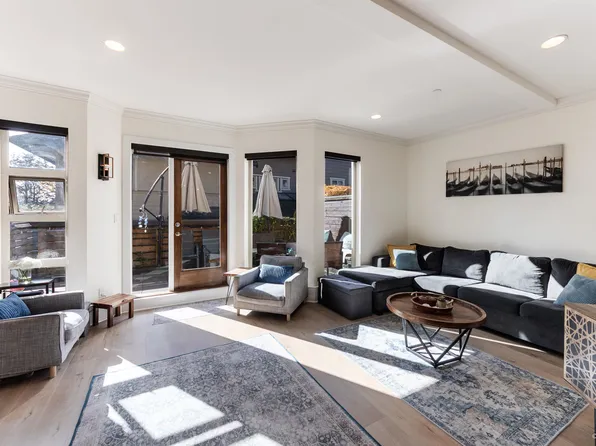 215 E 4th St #9, North Vancouver, BC V7L 1J1
