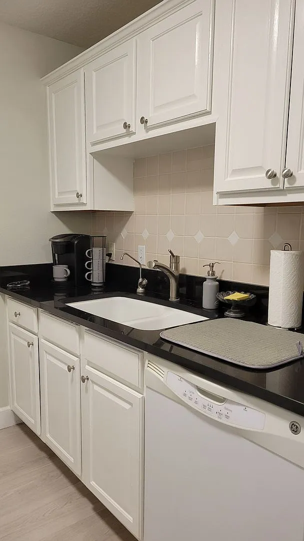 Seasonal or Beautifully remodeled 2/2 condo at The Renassance downtown Sarasota — Photo 3