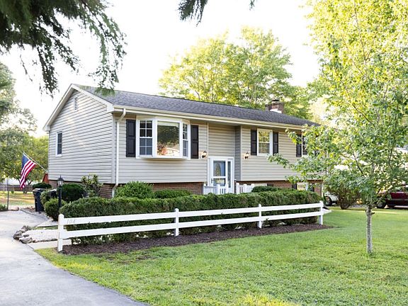 3rd image of 104 Forest Park Dr