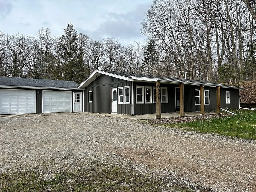 7924 Pine Island Ct NE photo 1