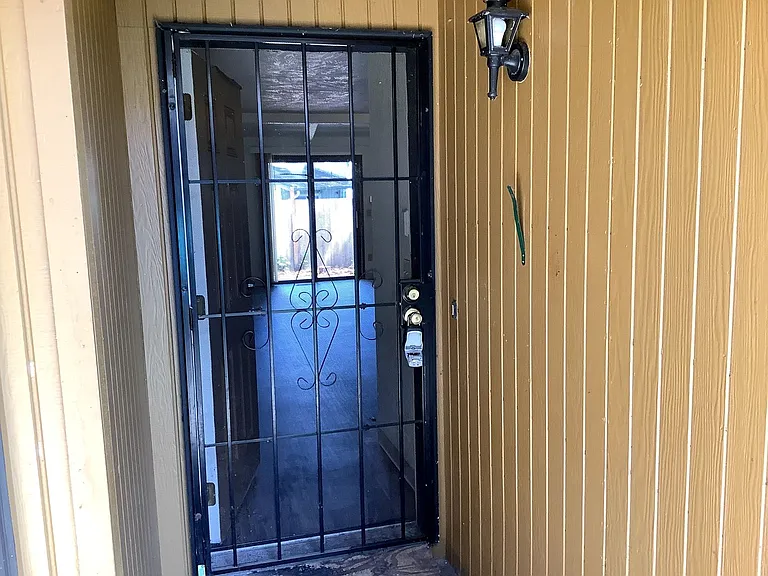 329 S 40th Pl #B — Photo 2