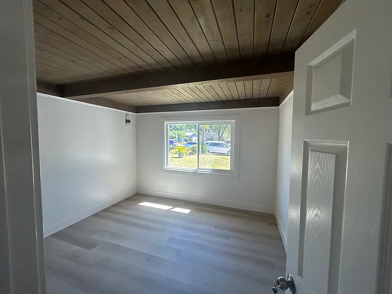 6335 N Pershing Ave — Photo 6
