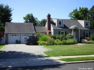 11 Meadowbrook Rd, Syosset, NY 11791