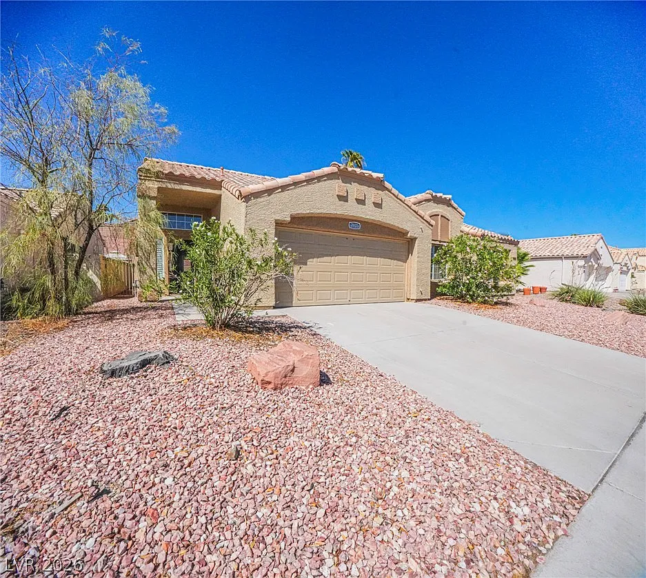 3 bed, 2.0 bath, 1957 sqft, $2,400 — Photo 1