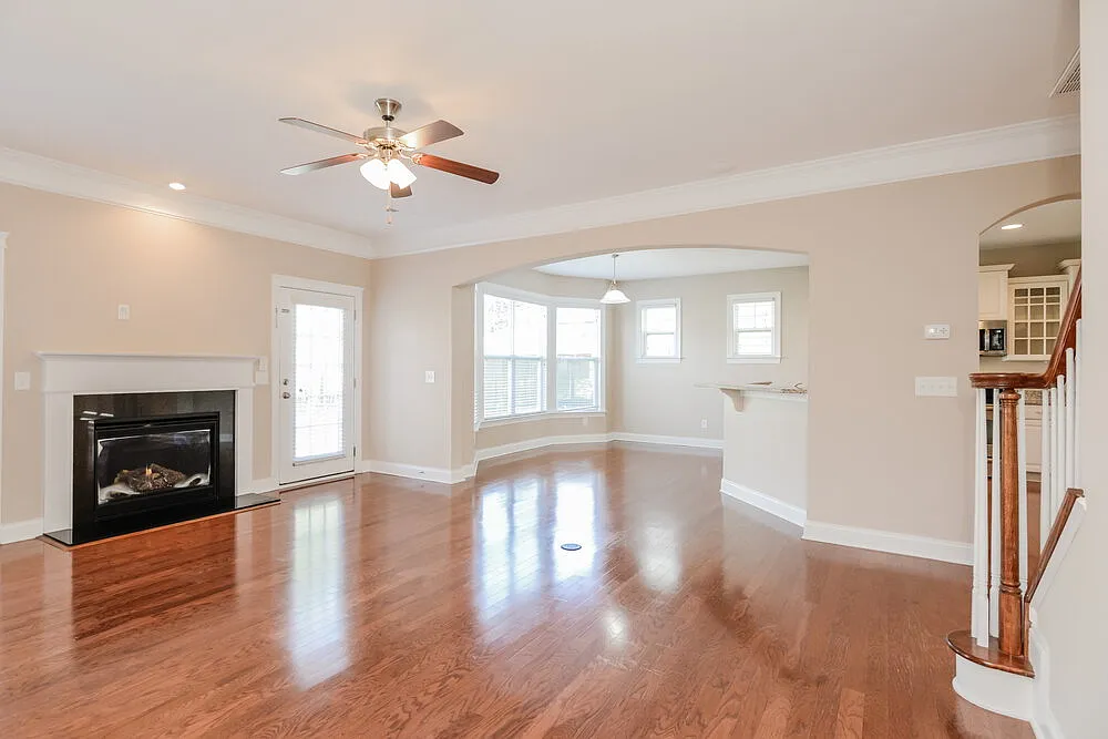 5 bed, 3.0 bath, 2988 sqft, $3,985 — Photo 4