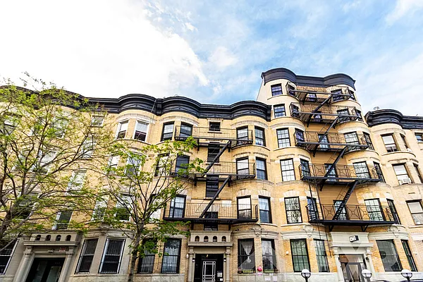 Rented by EXR | media 10