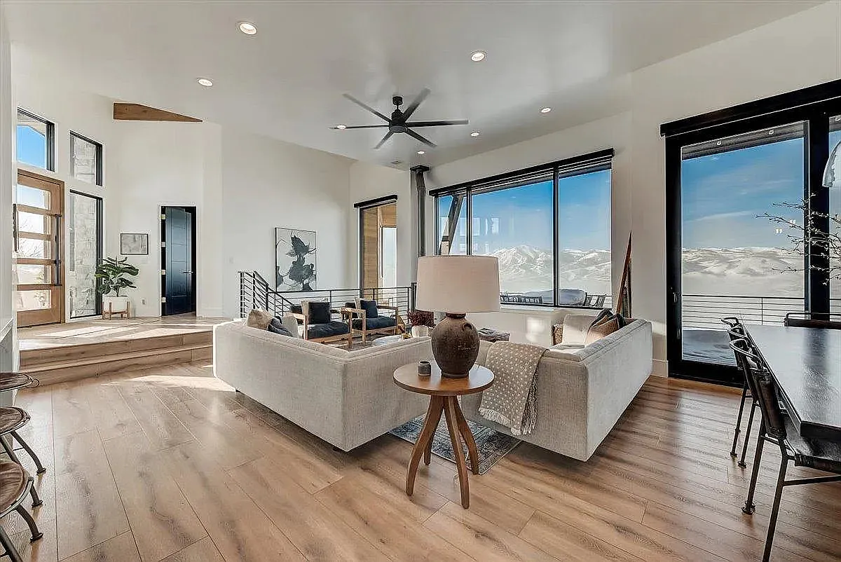 4 bed, 4.5 bath, 3500 sqft, $9,900 — Photo 4