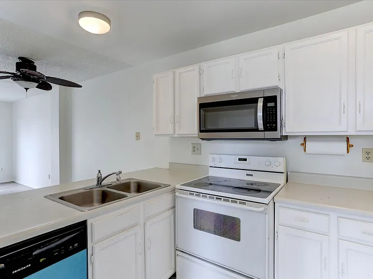 2033 Gyros Cir #166 — Photo 6