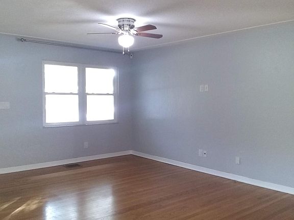 4th image of 131 31st Ave N