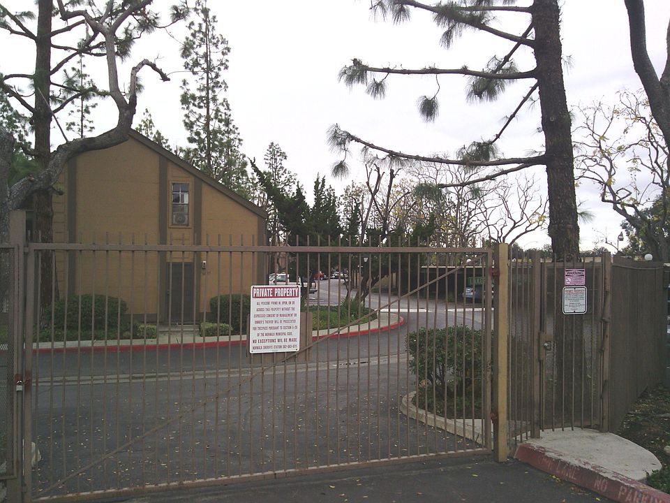 2nd image of 13910 Edgewater Dr
