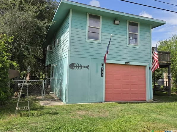 703 E Houston Ave, Seadrift, TX 77983