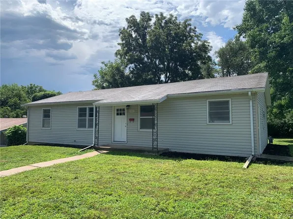 2402 Big Pine Dr, Saint Joseph, MO 64503
