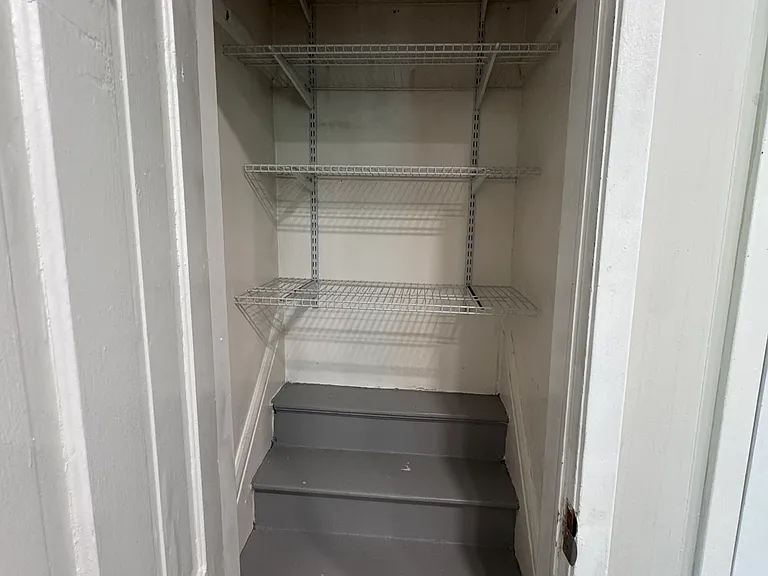 403 Queen Ave N #1 — Photo 8