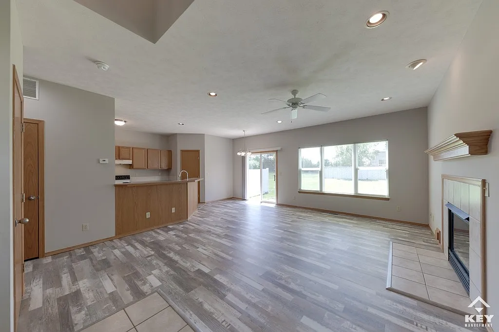 3 bed, 2.5 bath, 1726 sqft, $1,750 — Photo 2