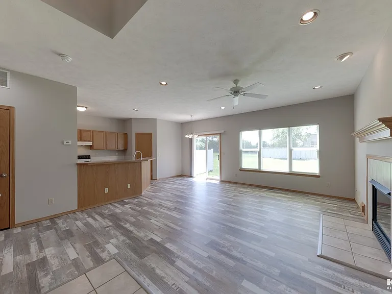 513 N Bristol Ct — Photo 2