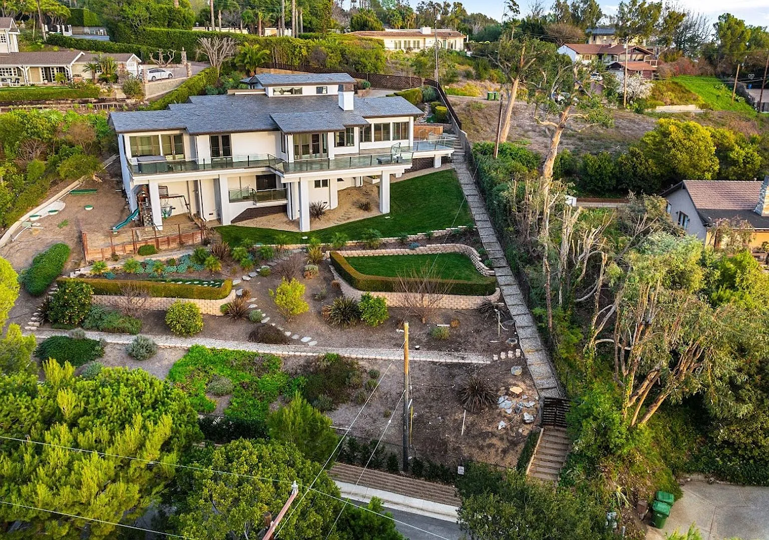 4 Bed, 5 bath home with stunning ocean views located in Malibu hills — Photo 2