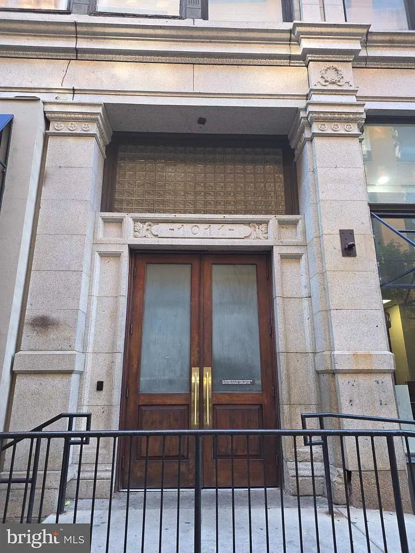 2 bed, 852 sqft, $2,300 — Photo 1