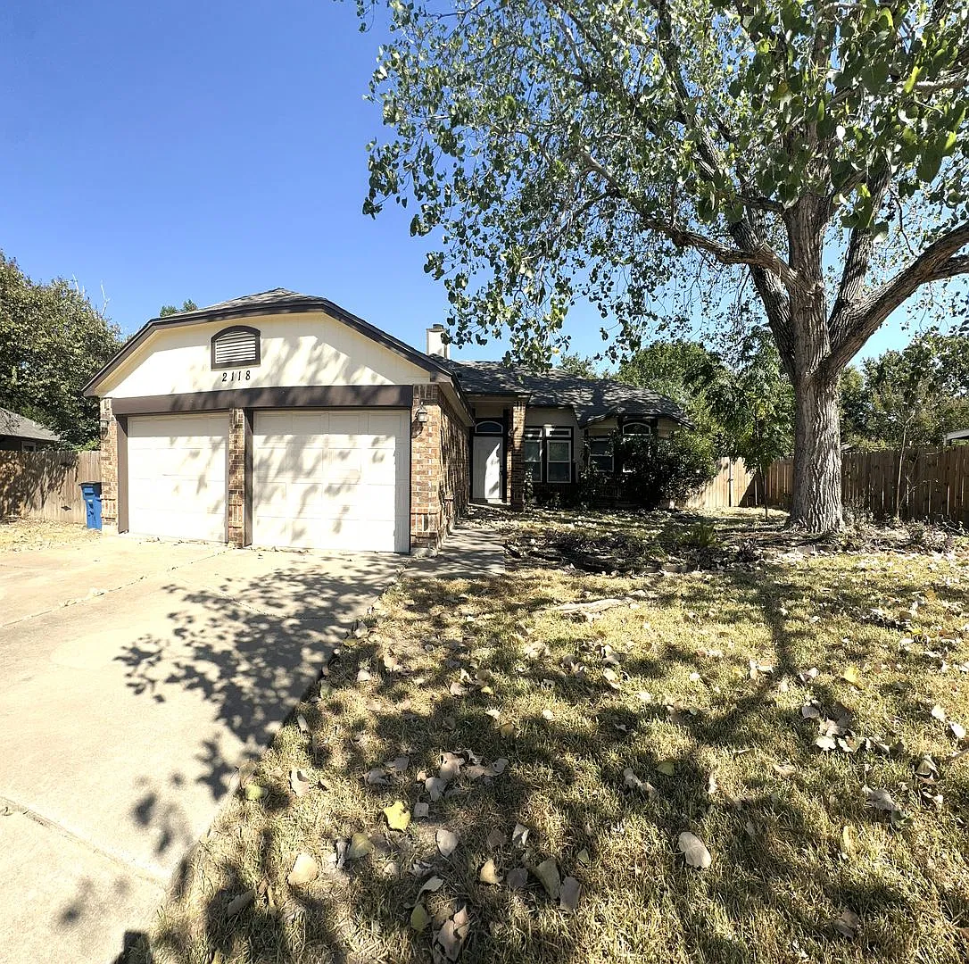 Quaint South Creek Beauty with Huge Yard — Photo 1
