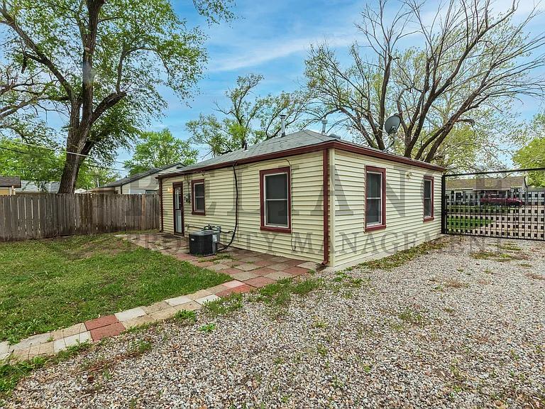 2106 S Madison Ave — Photo 16
