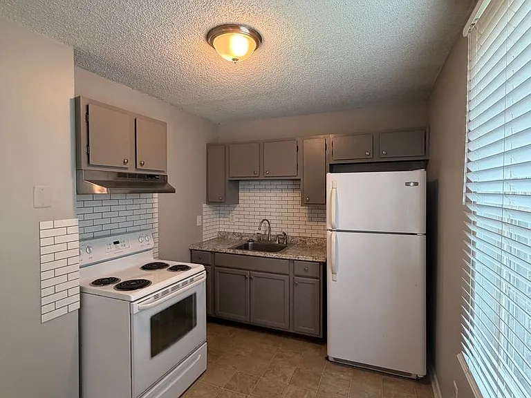 212 Jay Dr — Photo 2