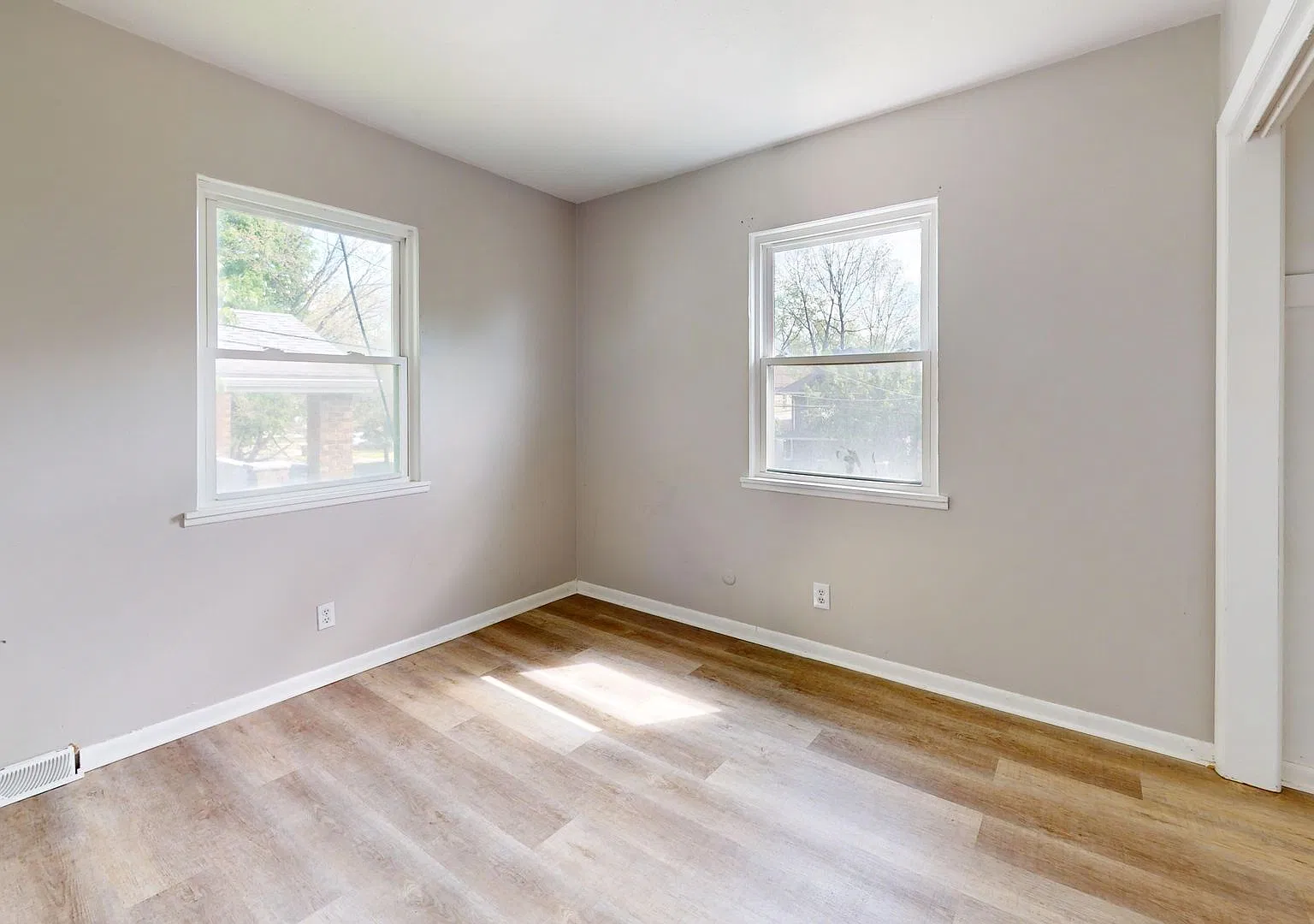 1694 Manchester Rd — Photo 1