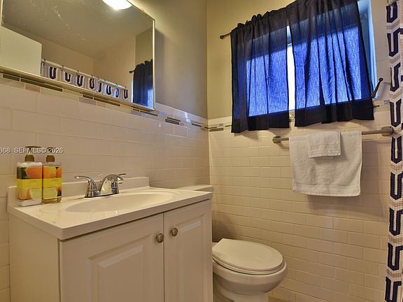 2nd image of 250 SE Park St APT 1