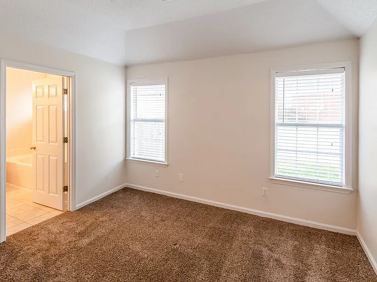 3920 Paramount Cv — Photo 9