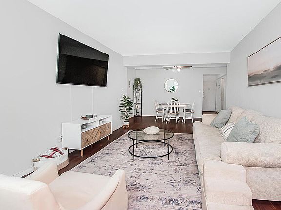 3rd image of 2550 Independence Ave APT 4M