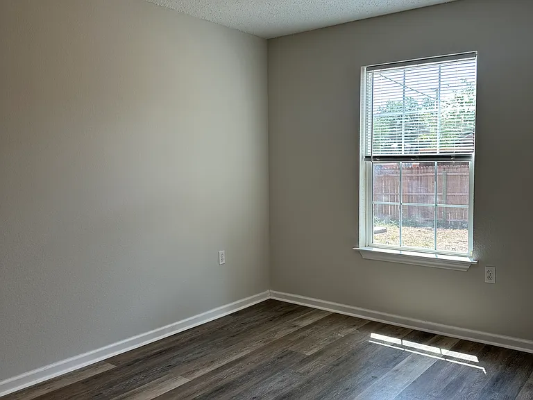 2542 Wilhurt Ave — Photo 16