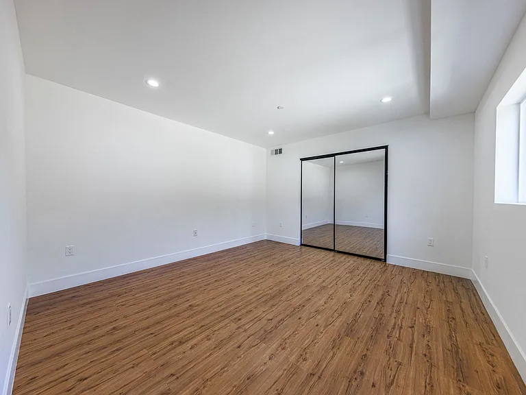 Luxury 3 & 4 Bed Townhomes | Walk to NoHo Arts District + Toluca Lake — Photo 33