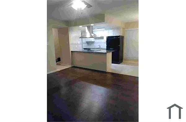 Building Photo - 7047 Bissonnet St #105