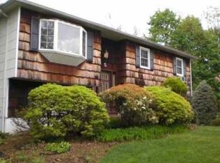 5 Beechnut Cir, Garnerville, NY 10923